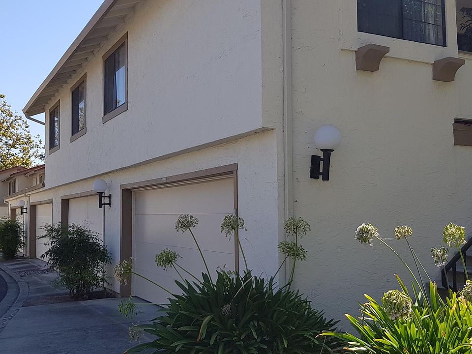 1st image of 414 Colony Cove Dr