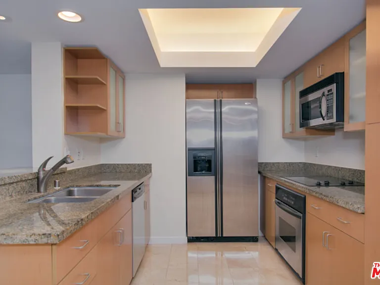 13700 Marina Pointe Dr #1027 — Photo 3