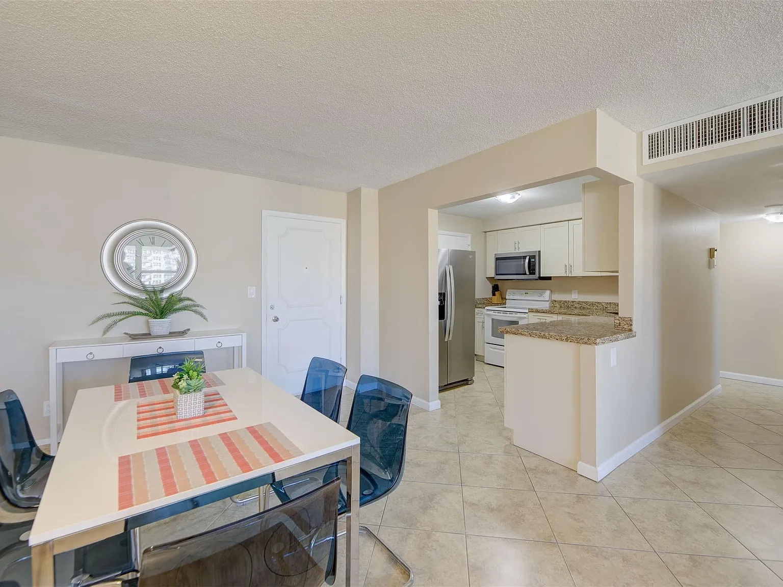 2 bed, 2.0 bath, 1200 sqft, $4,000 — Photo 4