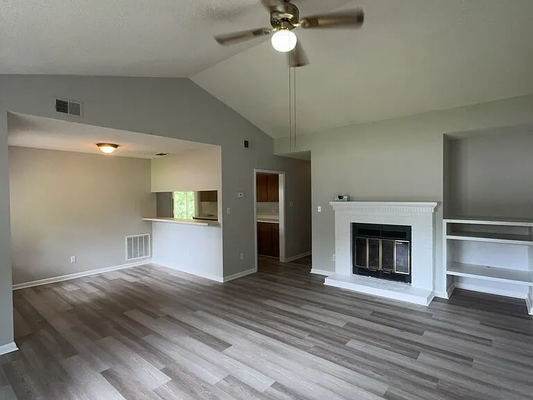 101 Wedgewood Dr — Photo 2