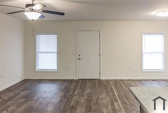 3 bed, $1,300 — Photo 2