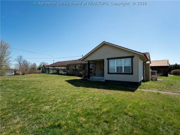 3135 Virginia Ave, Hurricane, WV 25526