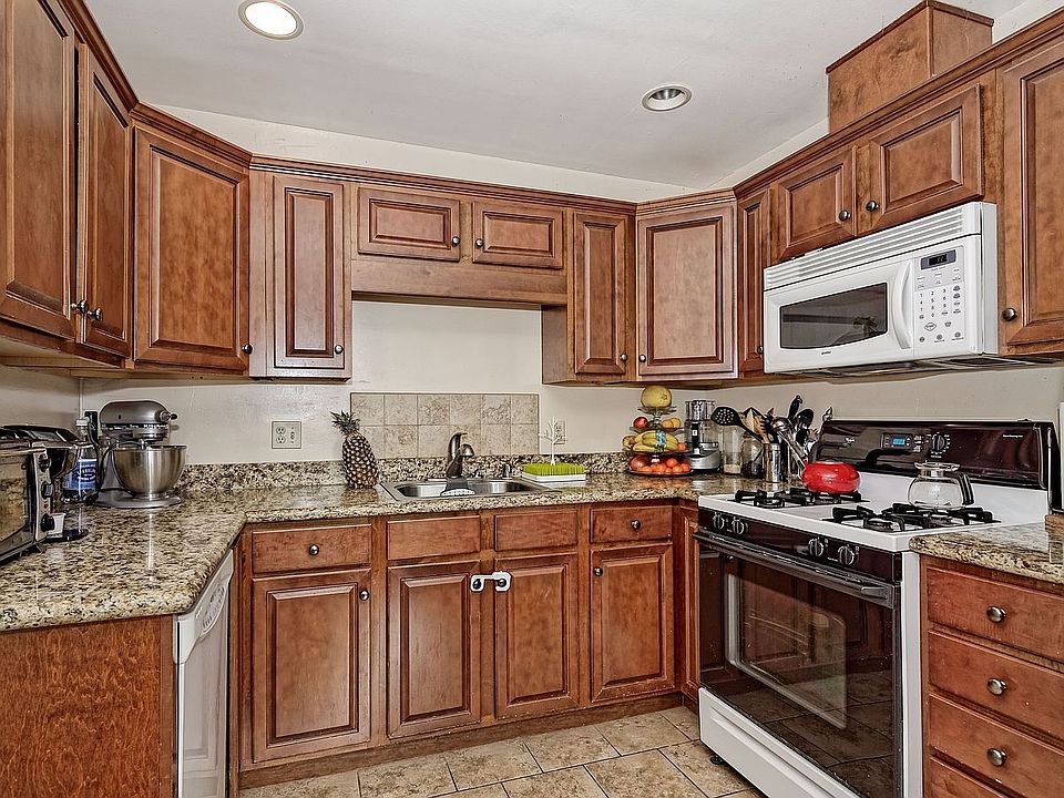 1st image of 2874 Wyandotte Ave