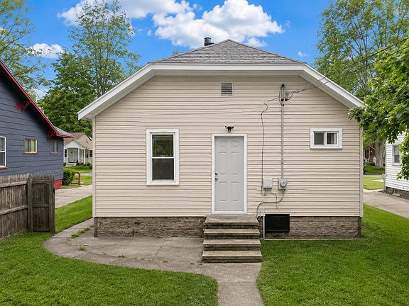 3rd image of 942 Ada Ave