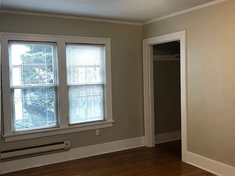 406 Summit Ave E — Photo 3