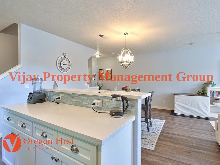 825 NE Wheelock Pl — Photo 14