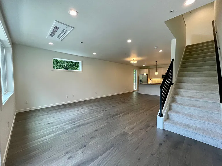 601 SE Spokane St #201 — Photo 21