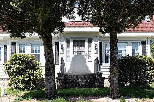 4th image of 380 Kenoza St