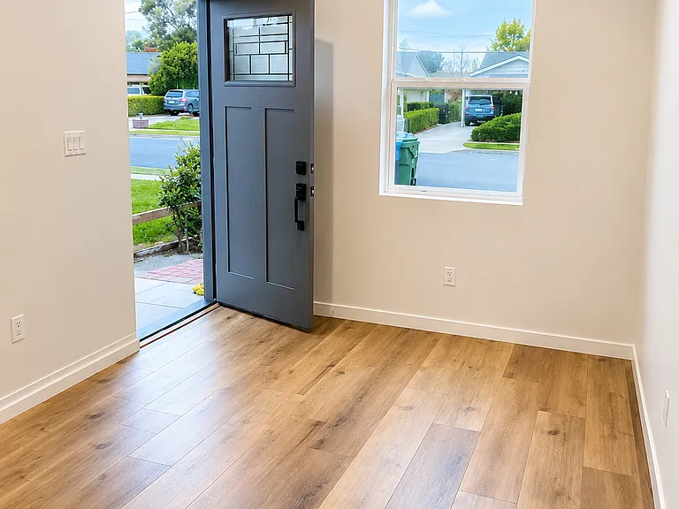 10410 Gloria Ave — Photo 2