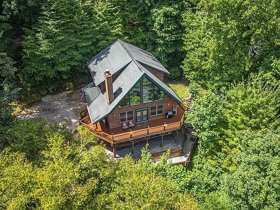3rd image of 1185 Mountain Dr