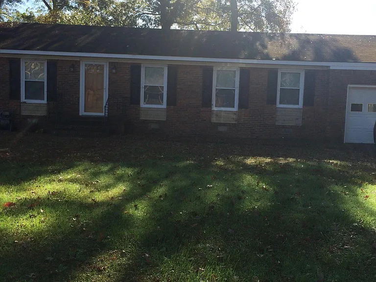 1505 Hopkins Dr — Photo 1
