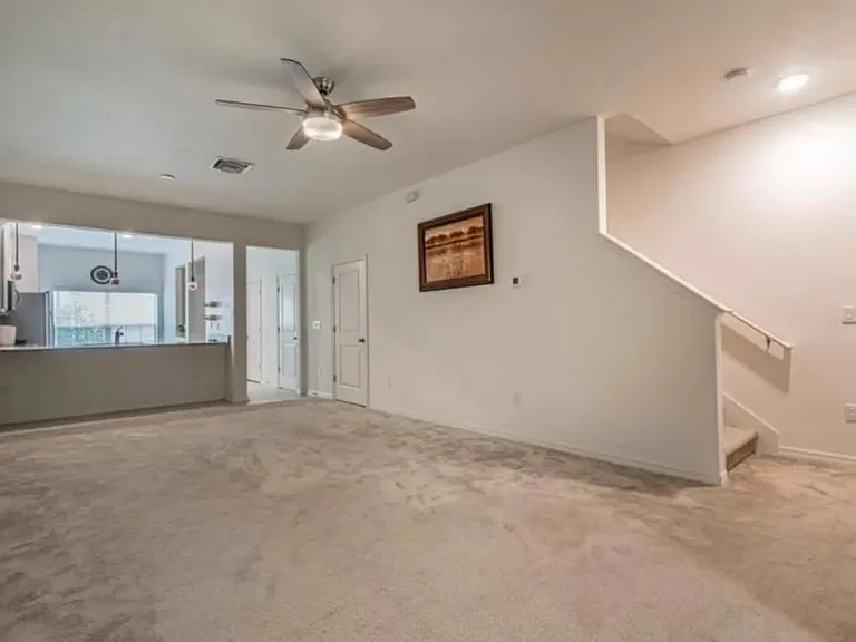 1122 Hillhurst Dr — Photo 2