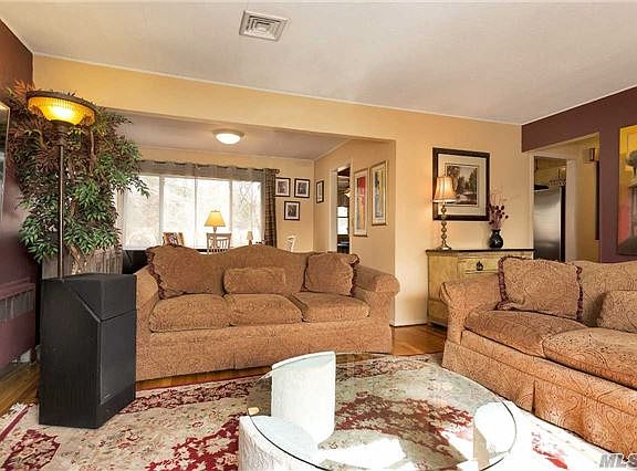 3rd image of 110 Nassau Dr