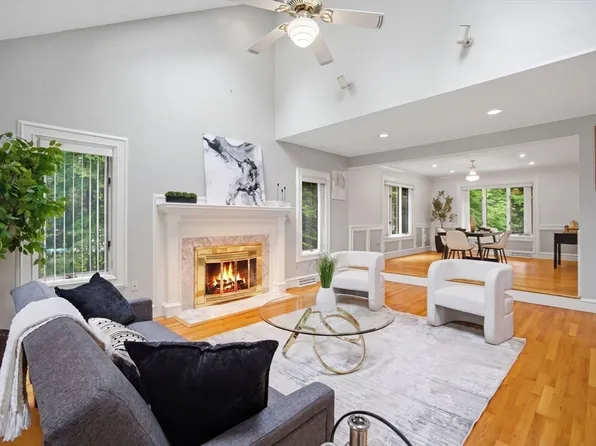 27 Lady Slipper Cir, Westfield, MA 01085