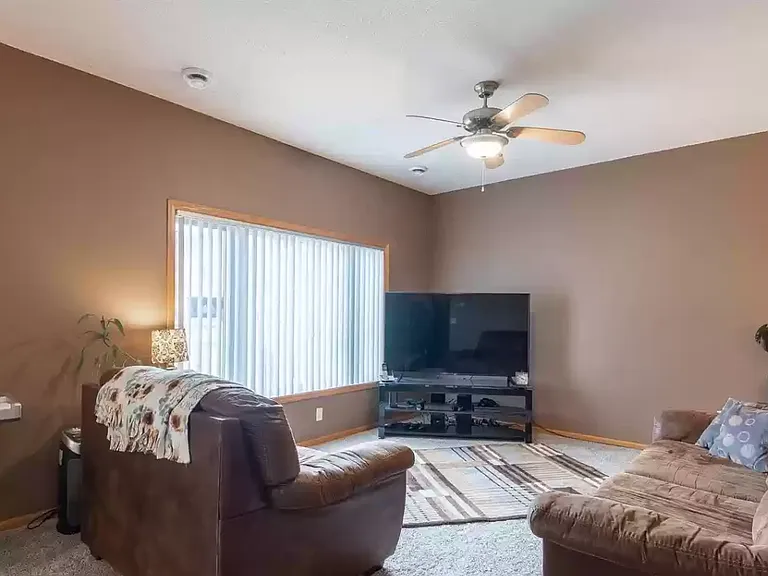 2109 Linden Trl — Photo 2