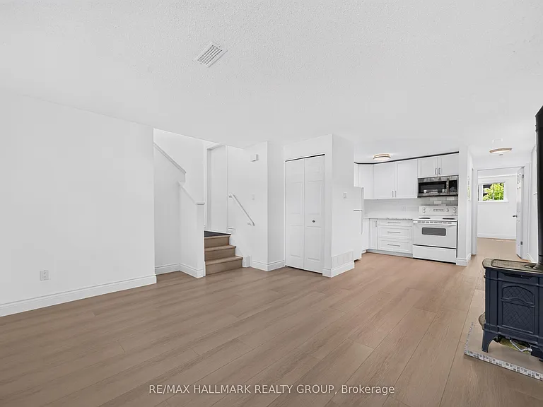 44 Centrepointe Dr — Photo 12