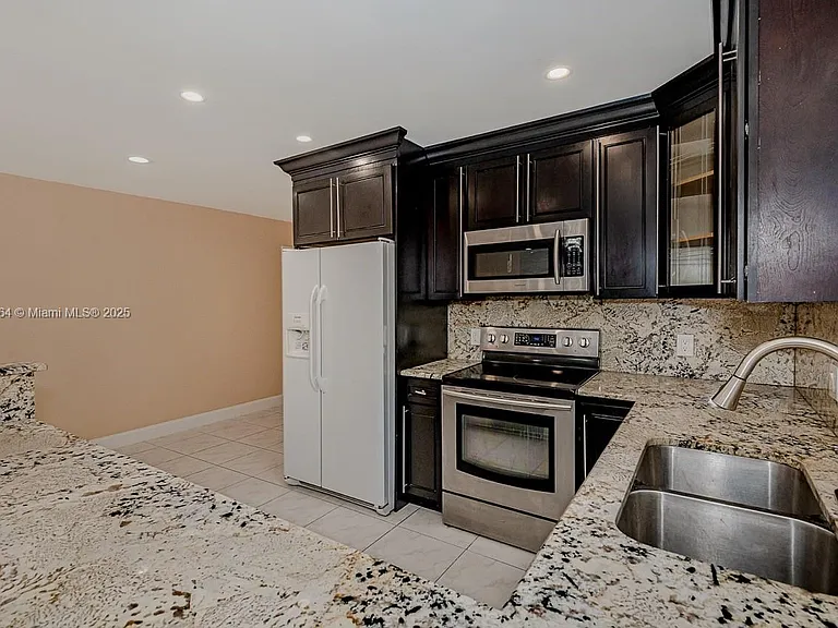 401 SW 76th Ter — Photo 12