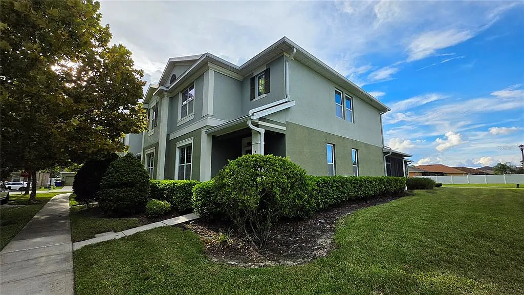 4 bed, 2.5 bath, 2070 sqft, $2,400 — Photo 2