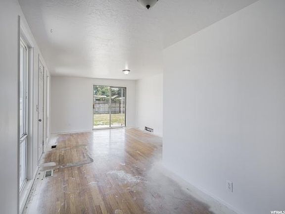 4th image of 892 E Larkspur Dr