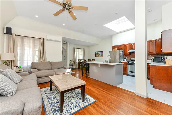 Sold by RE MAX Team | media 3