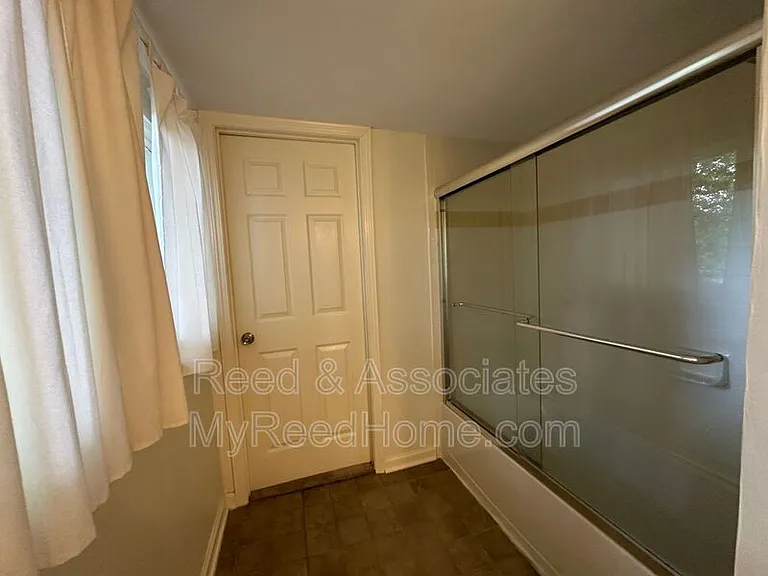 1042 Blythe St — Photo 8