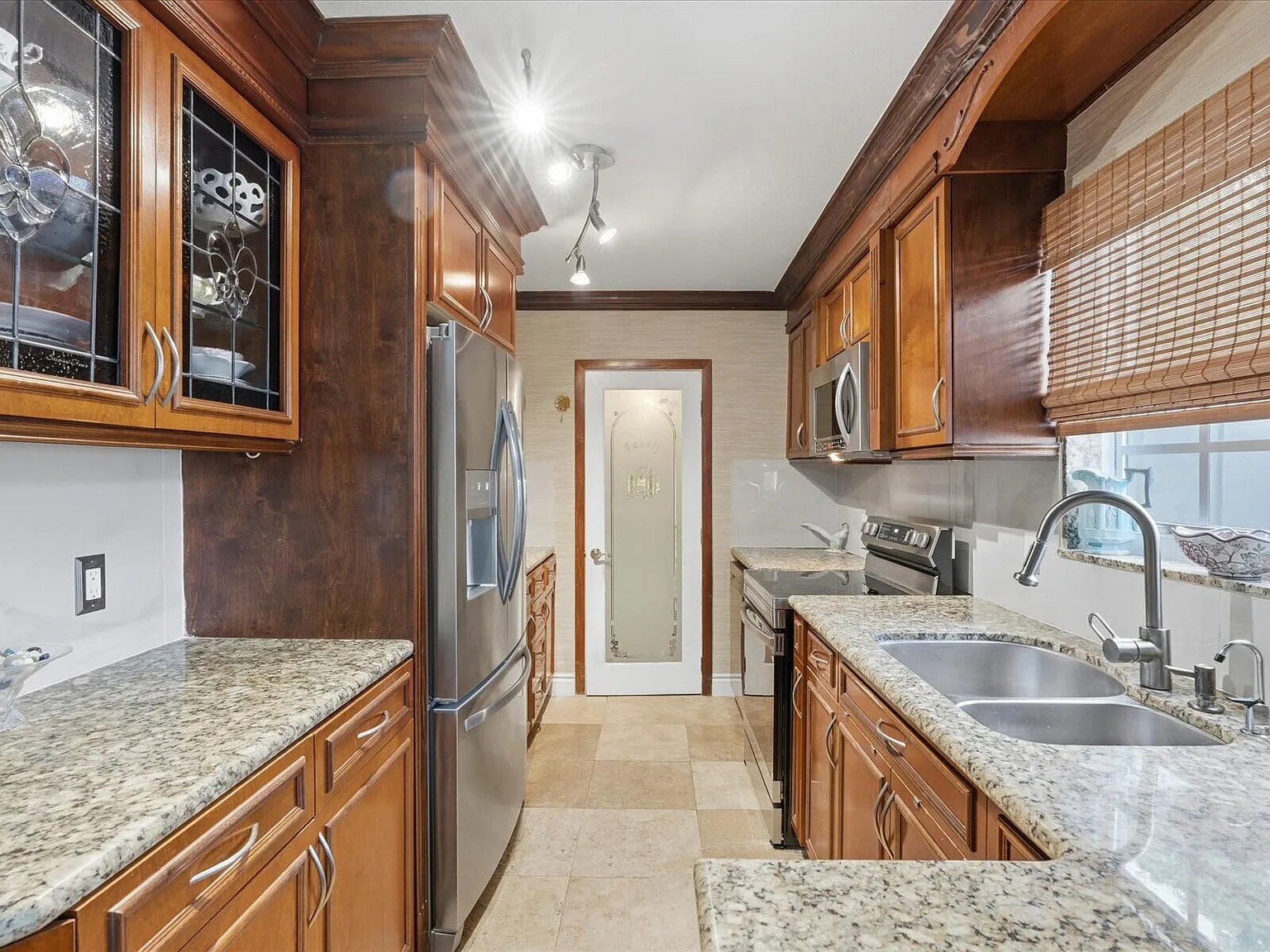 3 bed, 2.0 bath, 1369 sqft, $4,799 — Photo 2