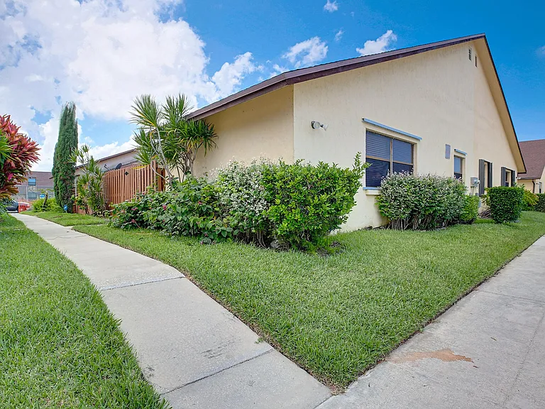 484 Springdale Cir #48D — Photo 2