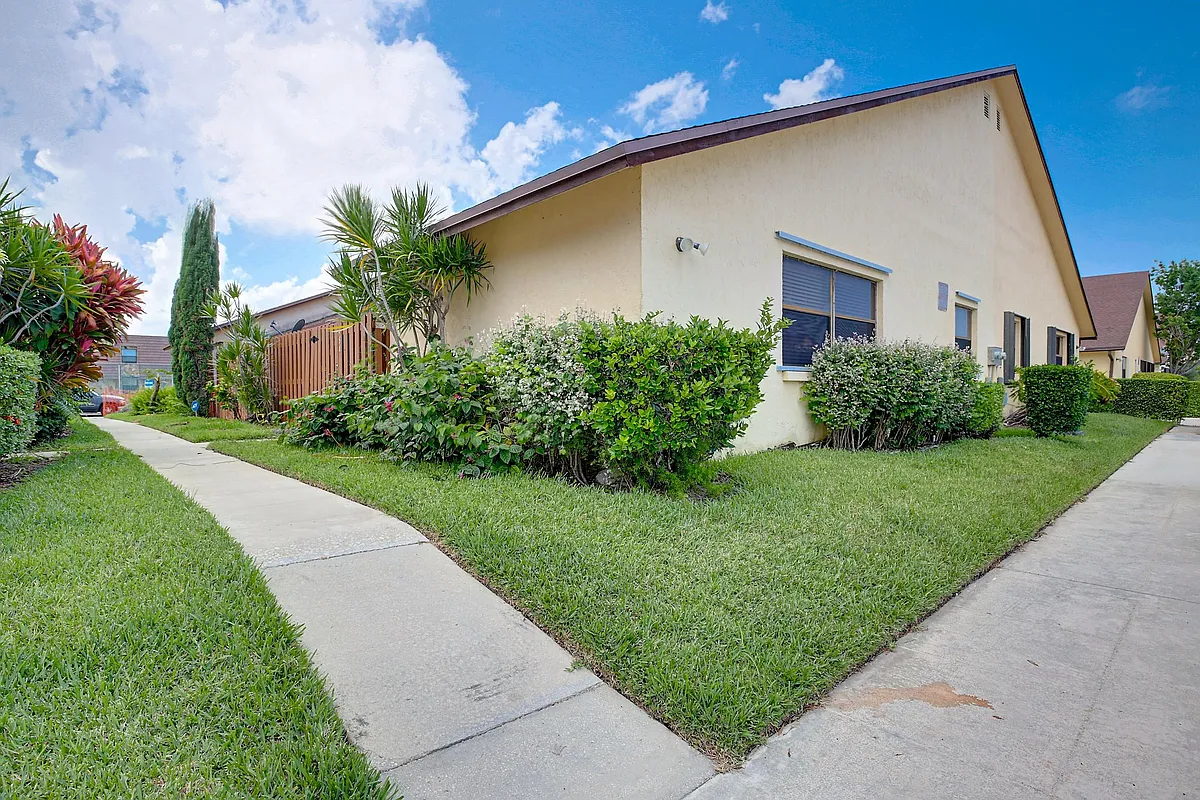 Building Photo - 484 Springdale Cir #48D