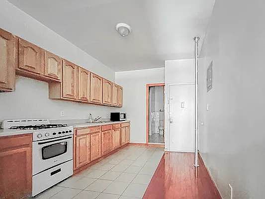 3rd image of 344 E 9th St APT 6