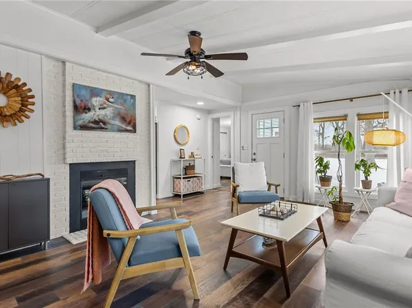135 N Brayton Rd, Tiverton, RI 02878