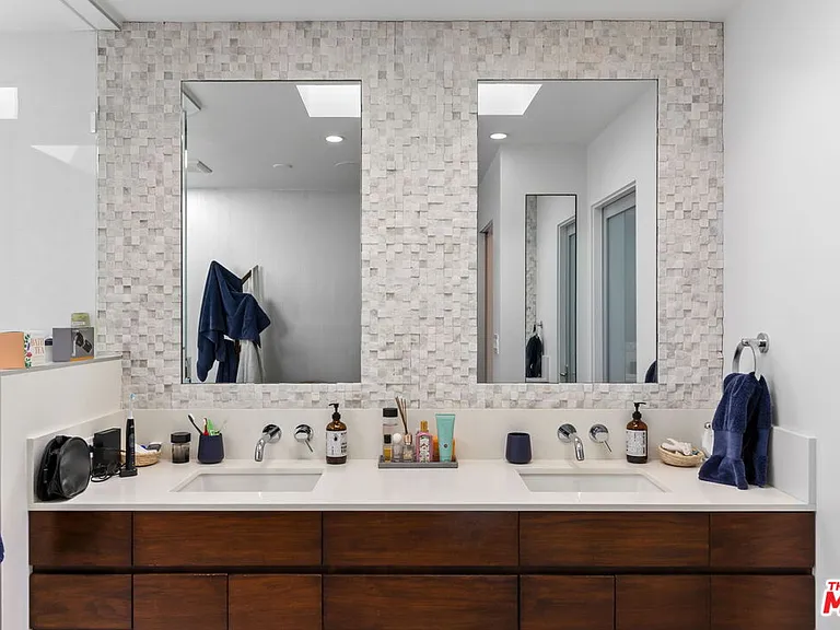 4606 Roma Ct — Photo 34