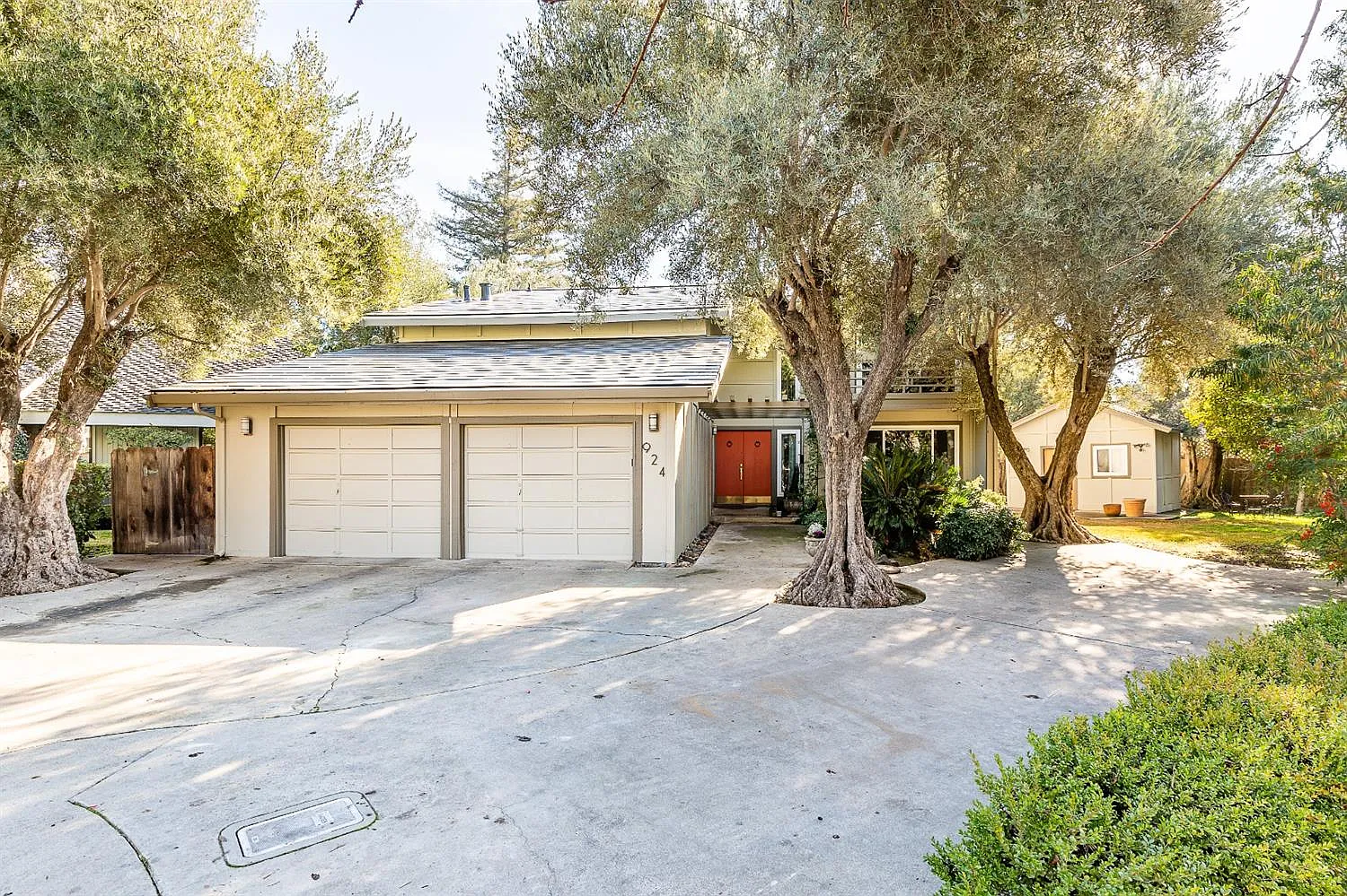 924 Douglas Ave photo 1