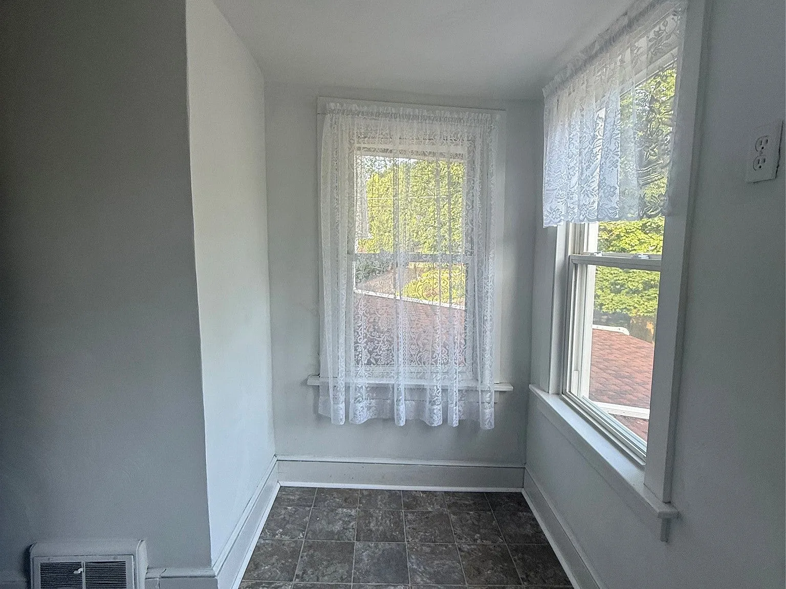 2 bed, 1.0 bath, 800 sqft, $1,700 — Photo 2