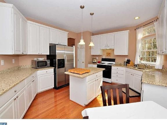 2nd image of 912 Francis Dr