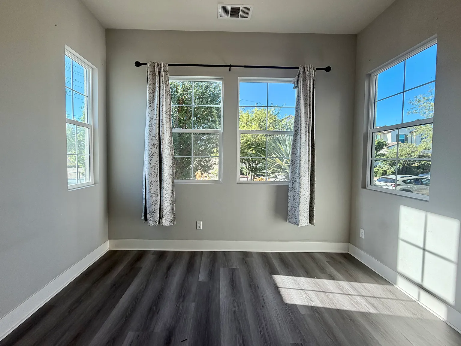 4 bed, 2672 sqft, $4,100 — Photo 4