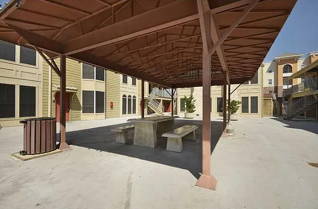 Infamous Orange tree condos. 2 blocks from campus hard wood floors washer and dryer — Photo 1