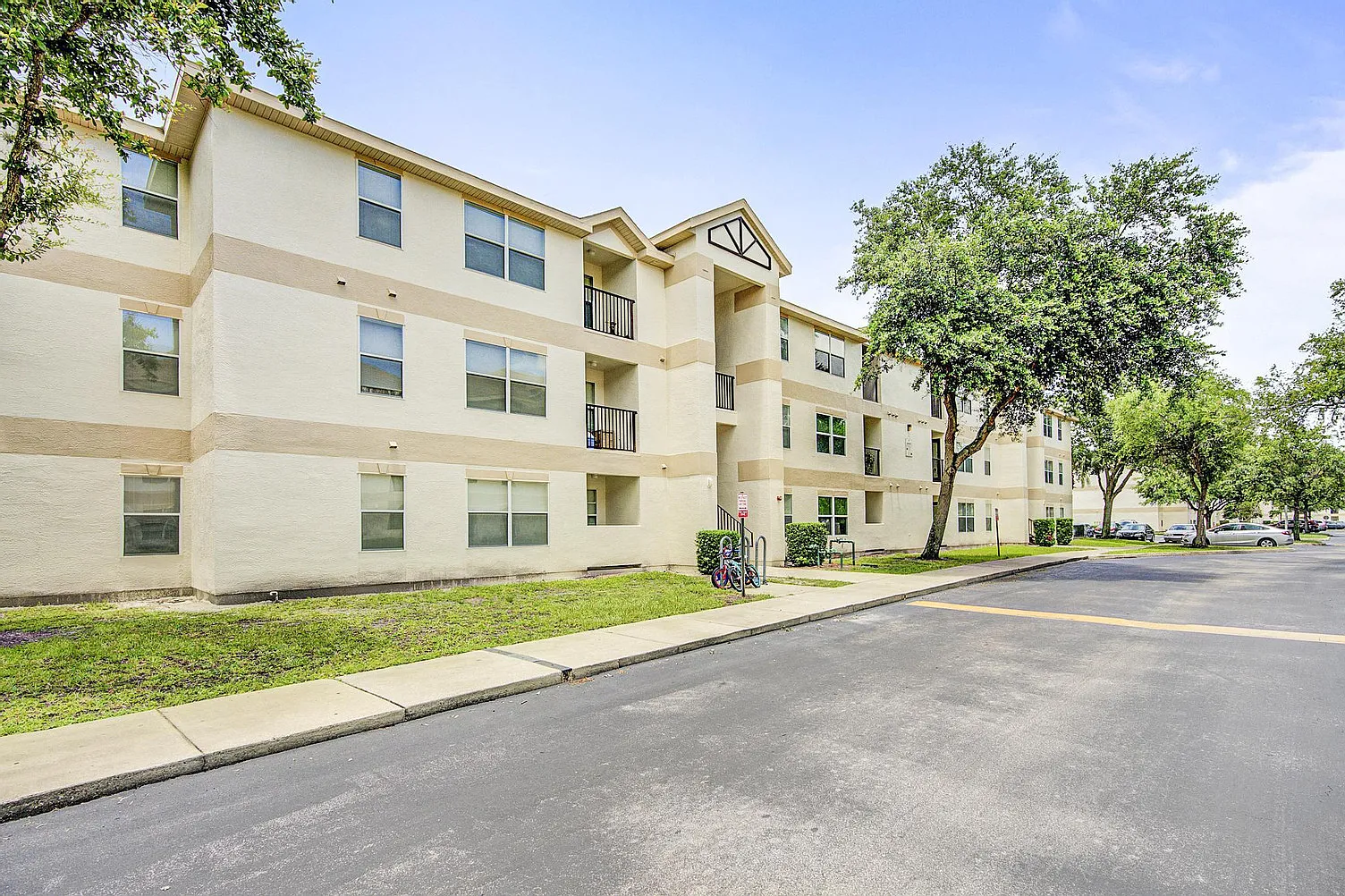 Charleston Place Apartments — Photo 3