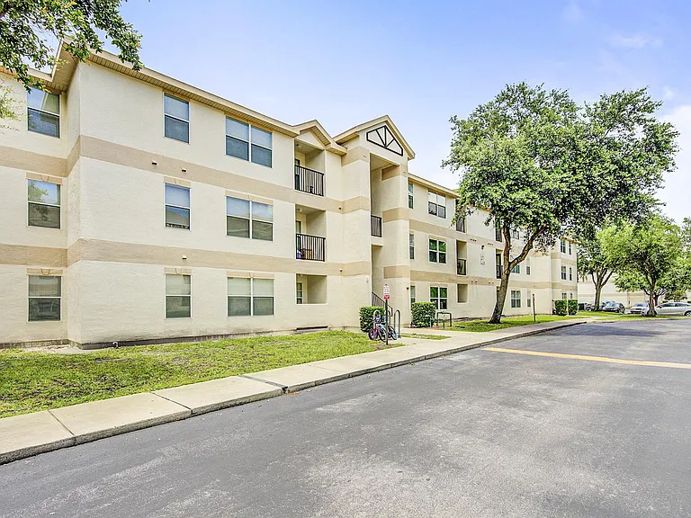 Charleston Place Apartments — Photo 3