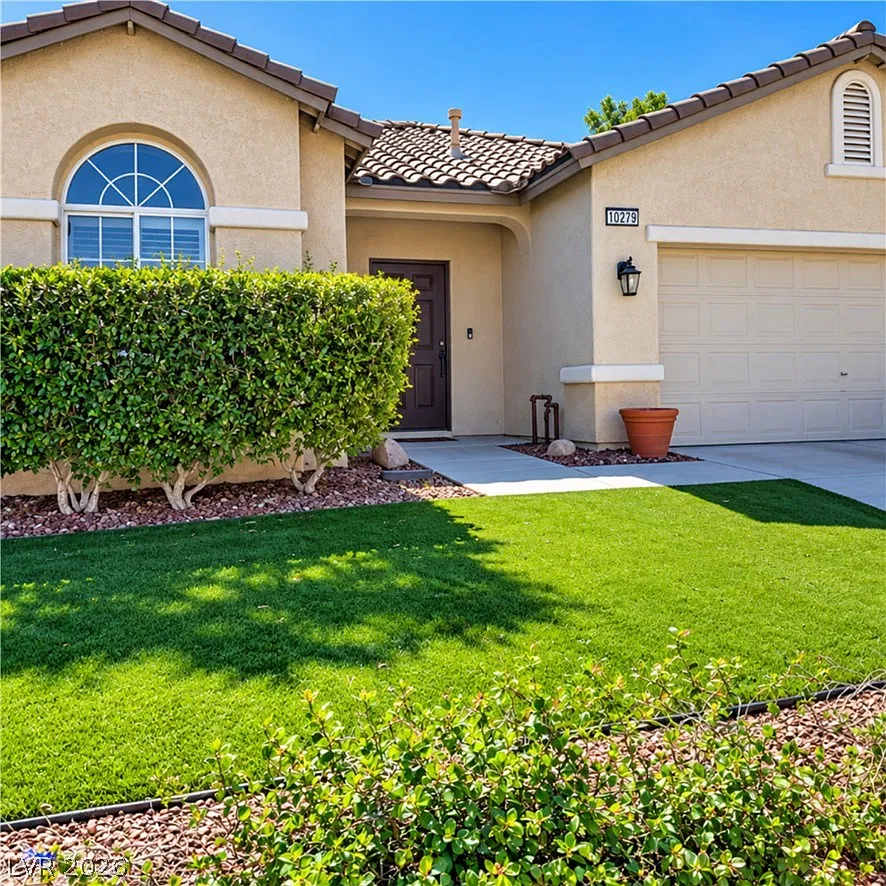 4 bed, 2.0 bath, 1994 sqft, $2,750 — Photo 2
