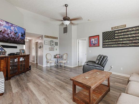 4th image of 463 Camden Cir