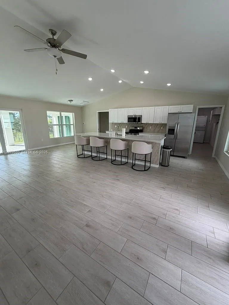4 bed, 3.0 bath, 1684 sqft, $2,400 — Photo 3
