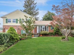 16 Jonathan Ave, Hicksville, NY 11801