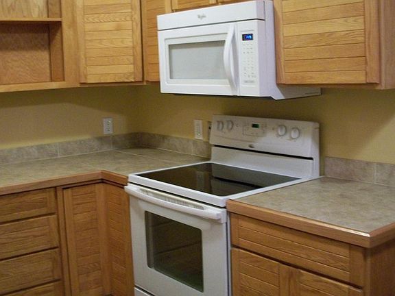 Modern kitchen w/ full appliances