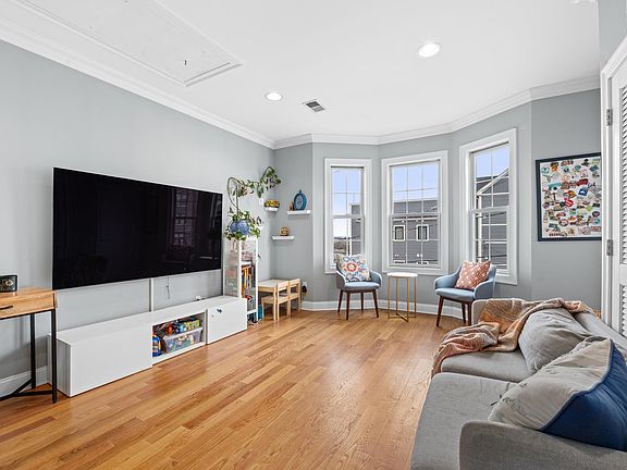 4th image of 165 Thorne St #2