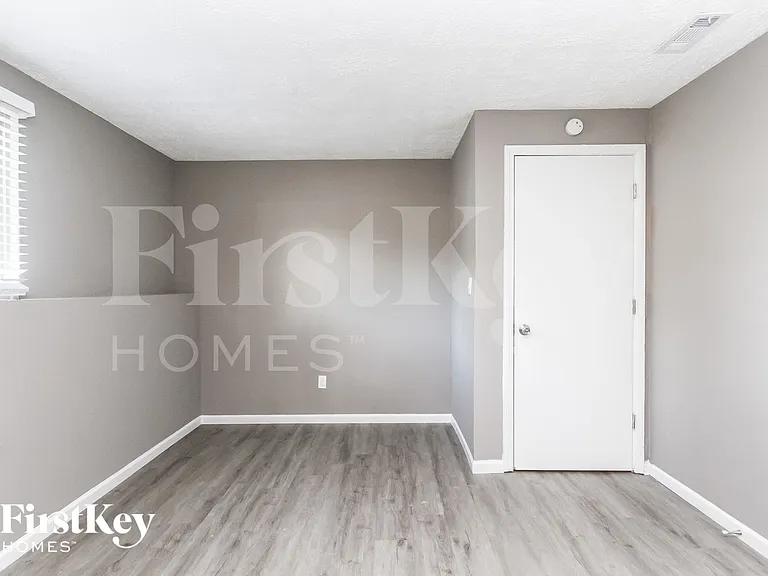 910 Woodlark Dr — Photo 13