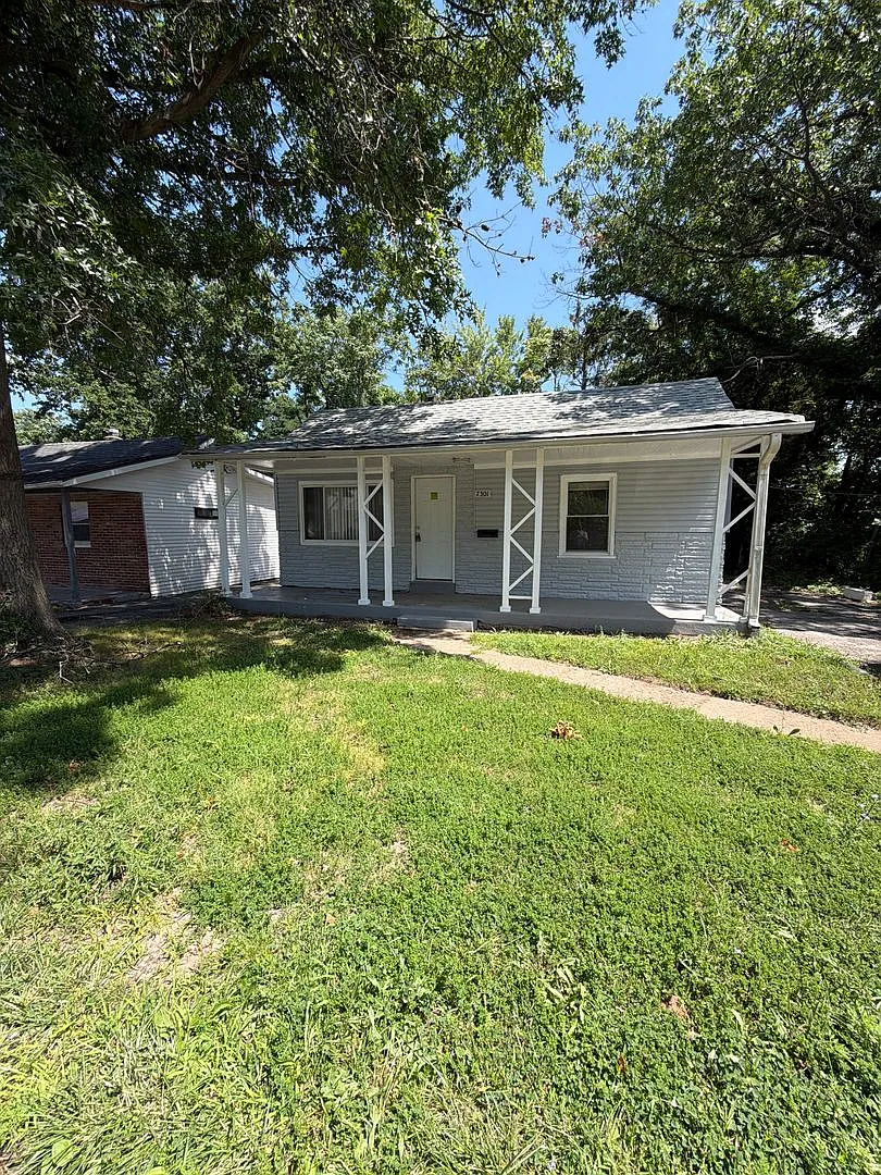 Delightful 2-bedroom, 1.5-bathroom single-family home — Photo 1