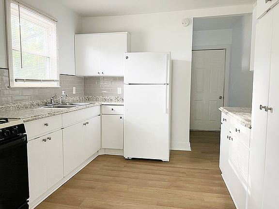 3rd image of 46 W Evelyn Ave