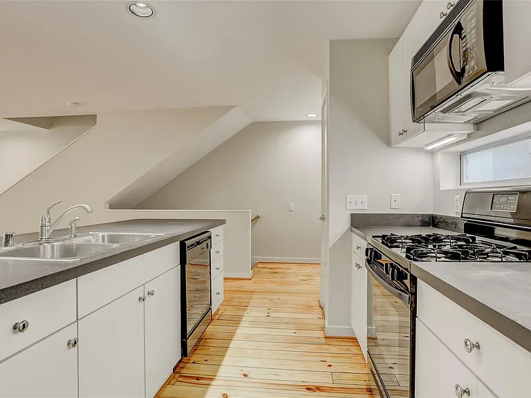 910 Ruthven St — Photo 11