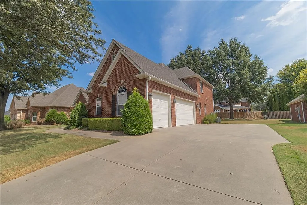 4 bed, 3.5 bath, 3273 sqft, $3,500 — Photo 2