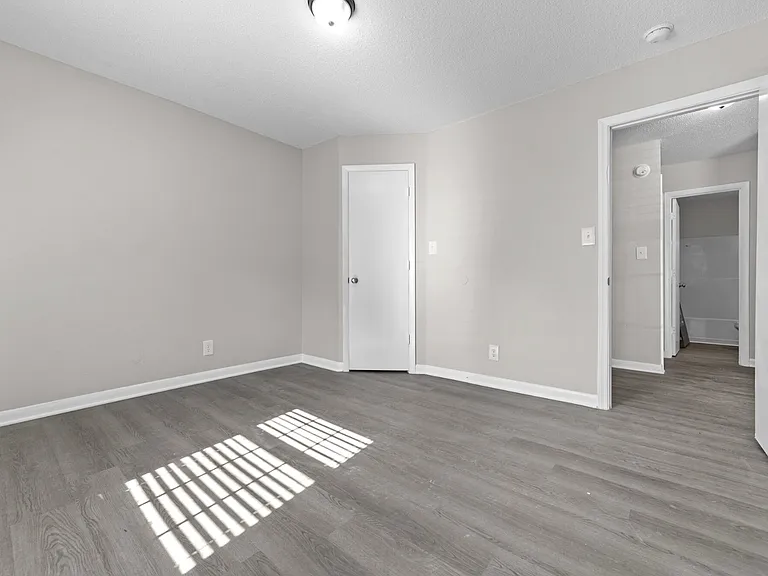 Roberts Lane Apartments — Photo 7